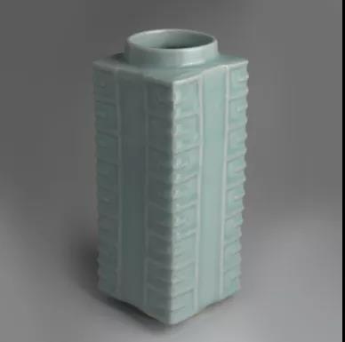 1102-2.5南宋龙泉窑琮式瓶.jpg